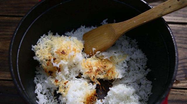 电饭煲煮饭糊底的解决方法（如何避免电饭煲煮饭糊底）